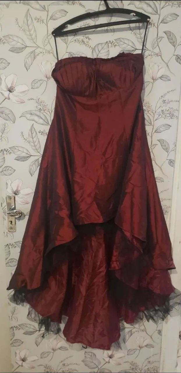 Vestido de festa vermelho com detalhes