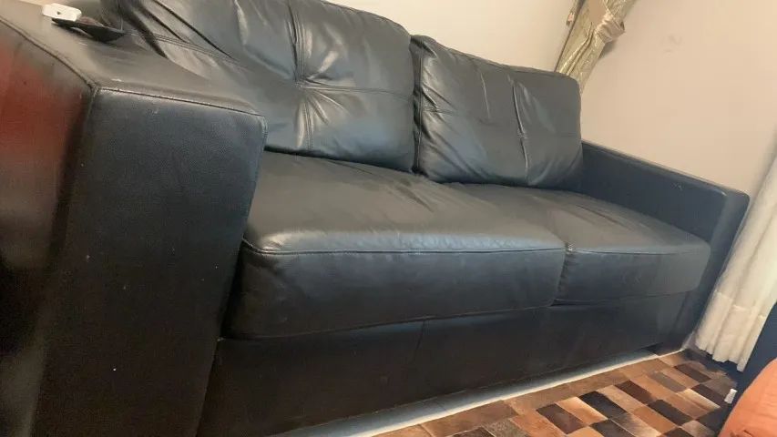 Sofá em couro legítimo de dois lugares preto