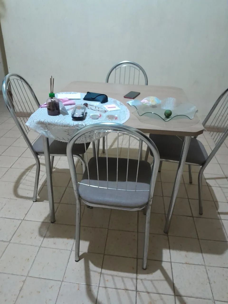 Mesa com 4 cadeiras. 
