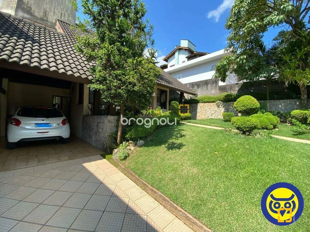 Casa 3 dorm (1 suíte), à venda, com piscina, na Agronômica.