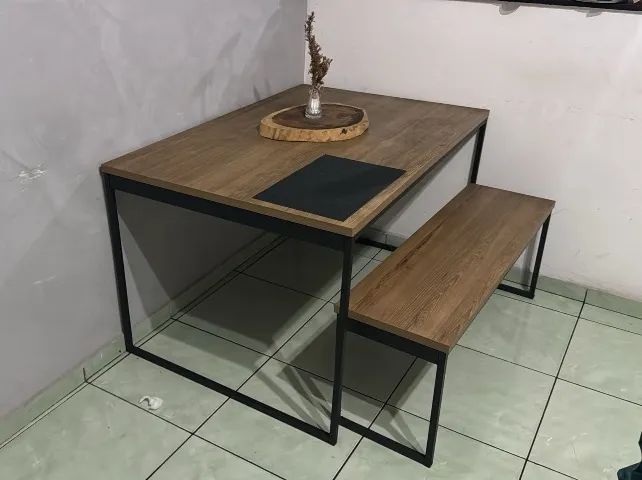 Mesa com banco e duas cadeiras 