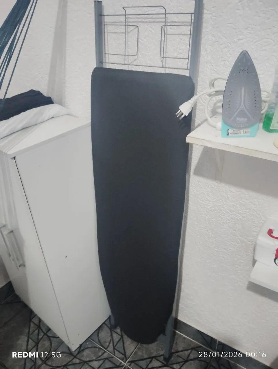 Tábua de passar roupa com estrutura de ferro