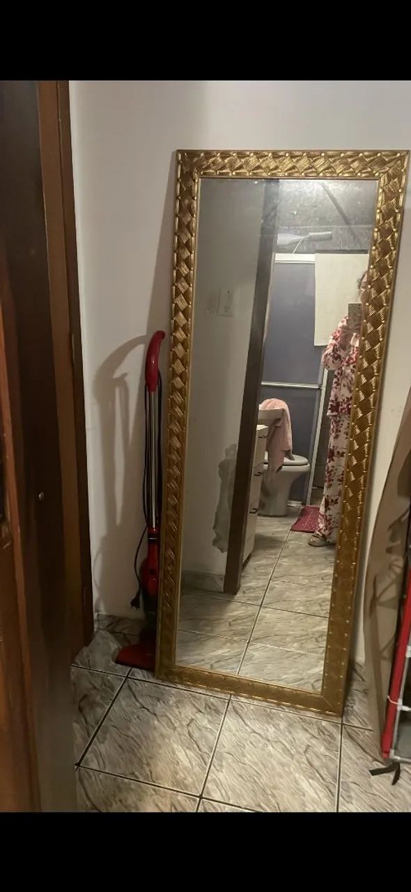 Espelho retangular com moldura. 