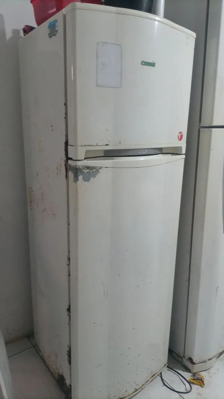 Vendo uma geladeira funcionando 