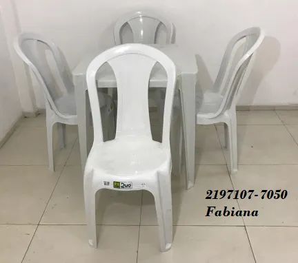 Conjunto de mesa e cadeiras de plastico 