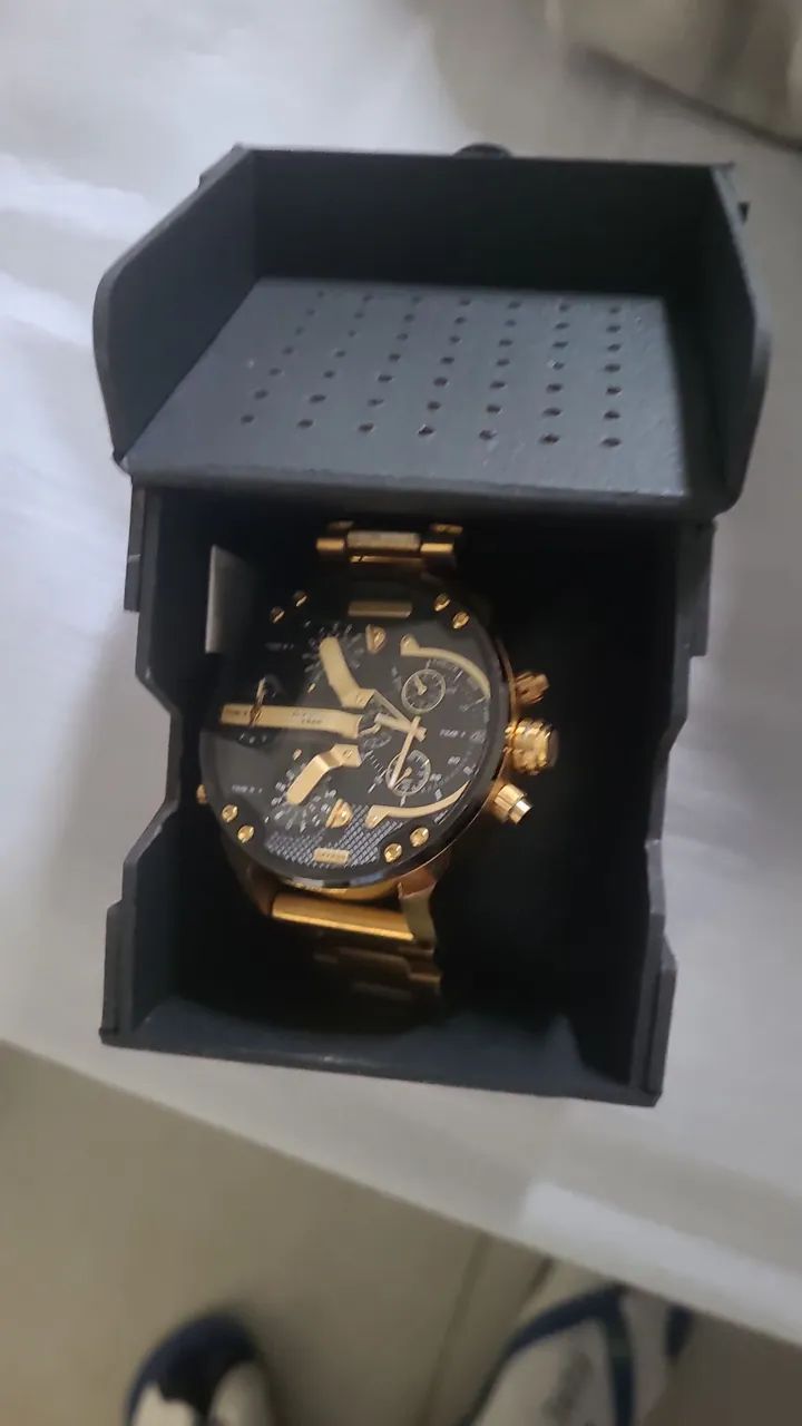 Relogio diesel original dourado aceito trocas se for roupas de grife 