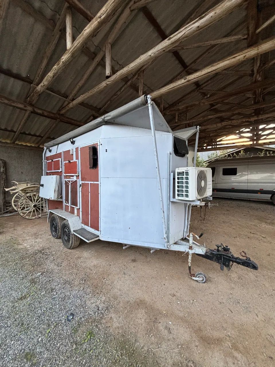 Reboque 2 Cavalos Ano 2022 Completo com Banheiro e Cozinha