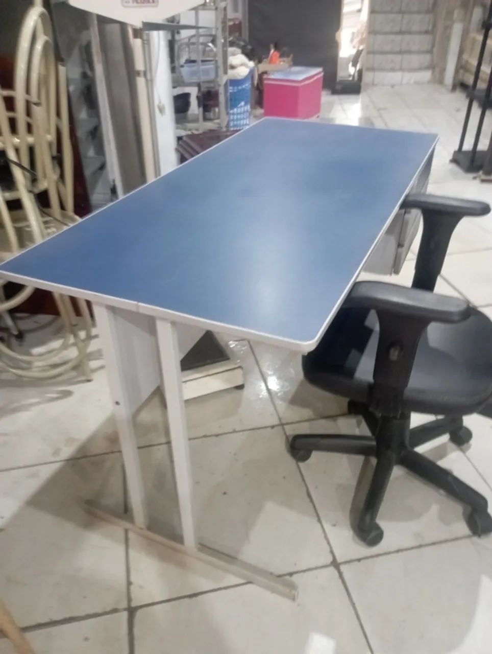 (Cód 061) Mesa de Escritório e uma excelente cadeira de couro 