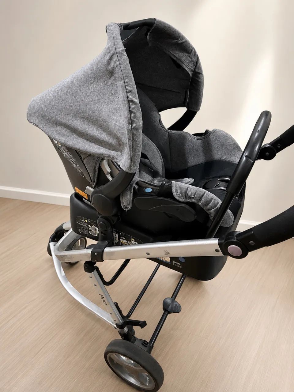 Carrinho de bebê Moisés com bebê conforto Safety