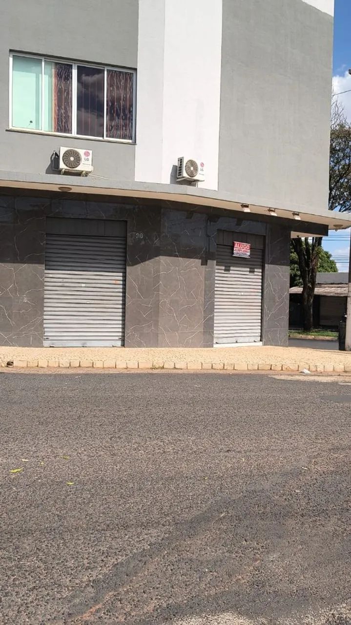 Sala 58m2. Alugo no bairro Tibery.Rua Suíça, 20. As 2 portas de aço fazem parte da loja - Foto 2