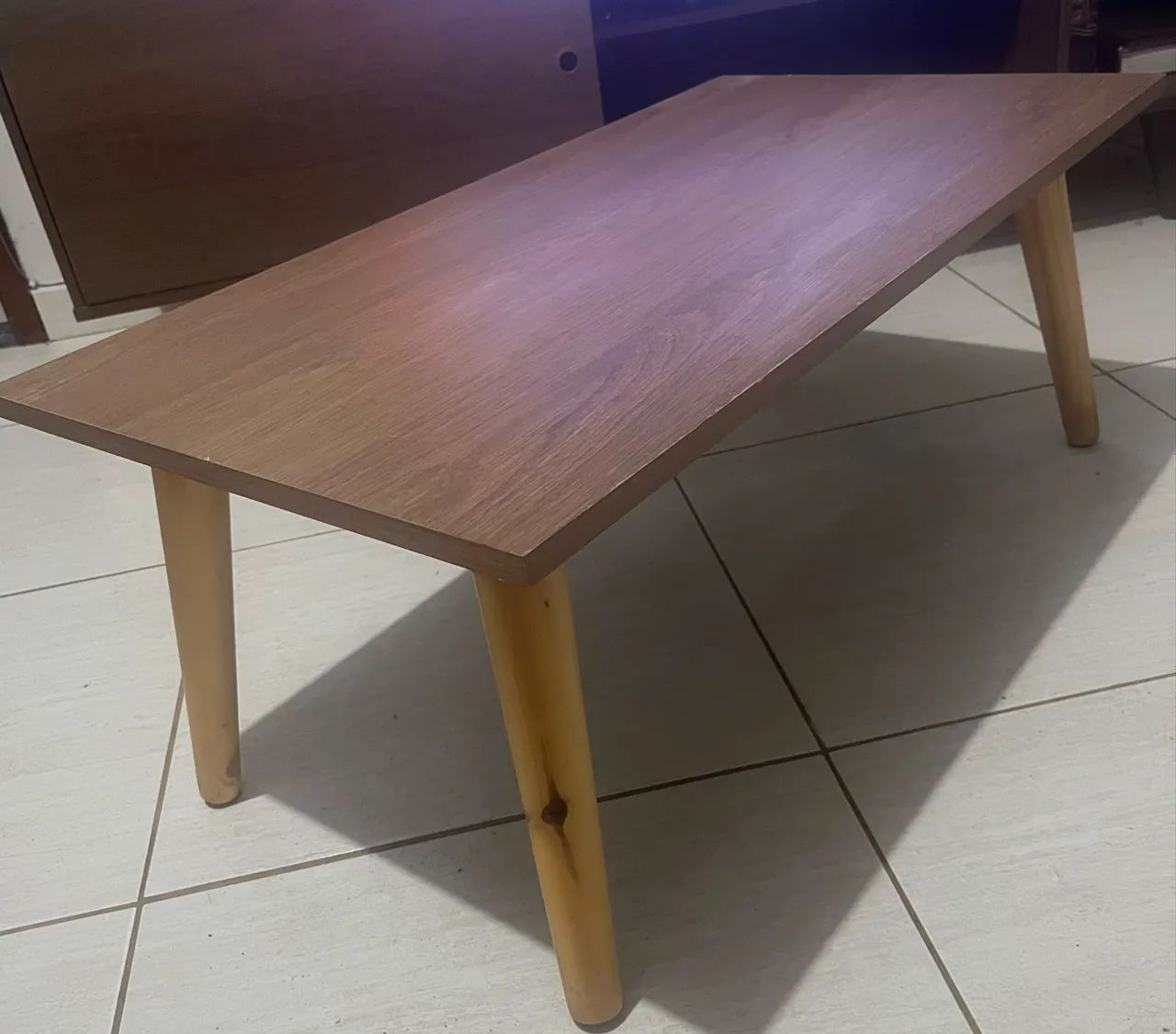 Mesa De Centro Grande 80x42 Retangular Com Pés Em Madeira Cor Freijó