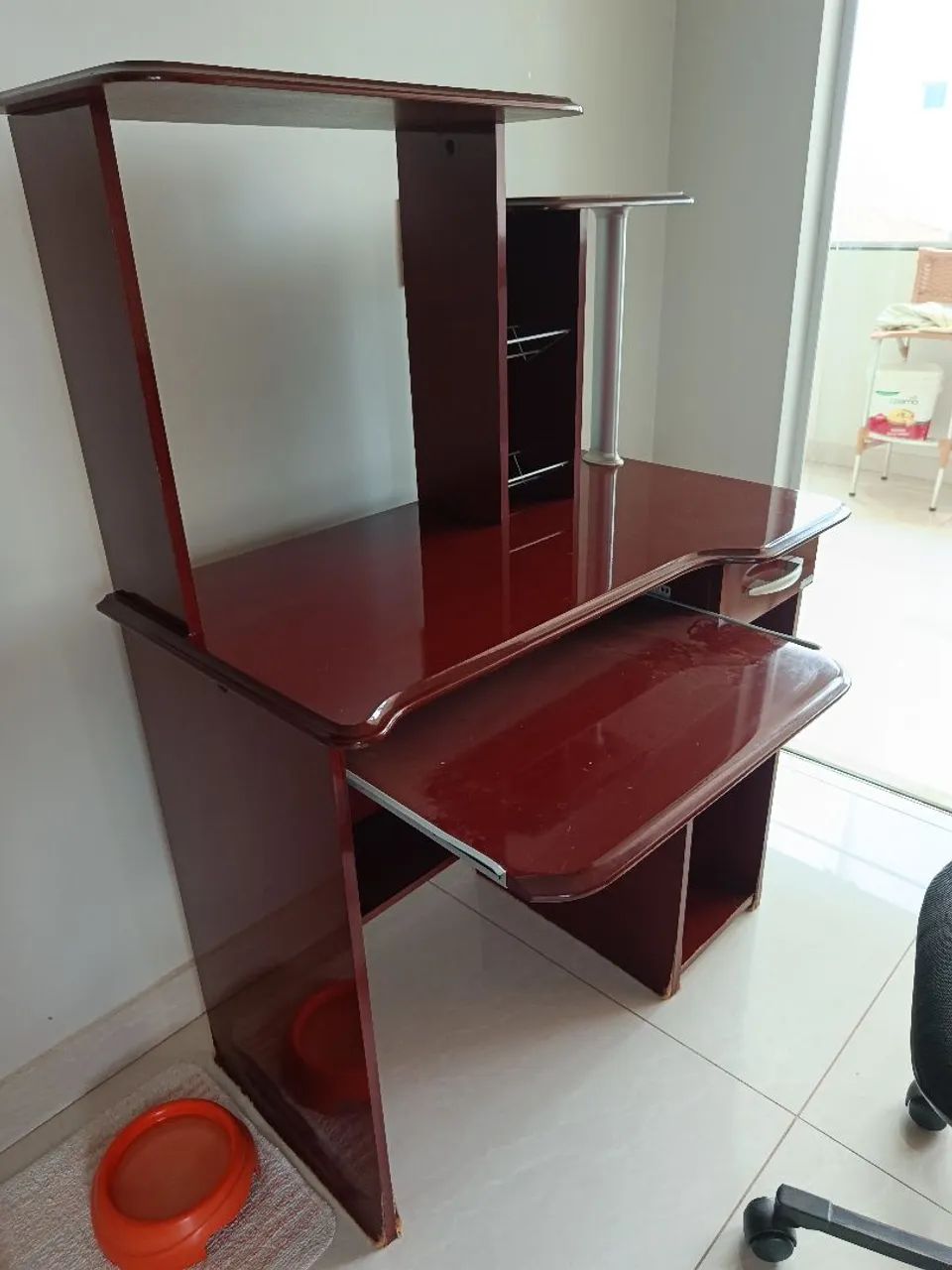 Rack para computador com cadeira giratória 