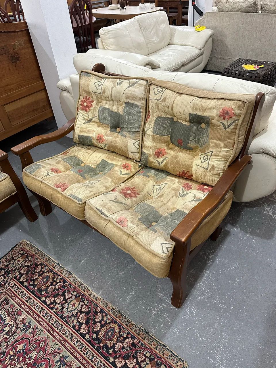 Conjunto de sofás de madeira 2 e 3 lugares - Foto 3