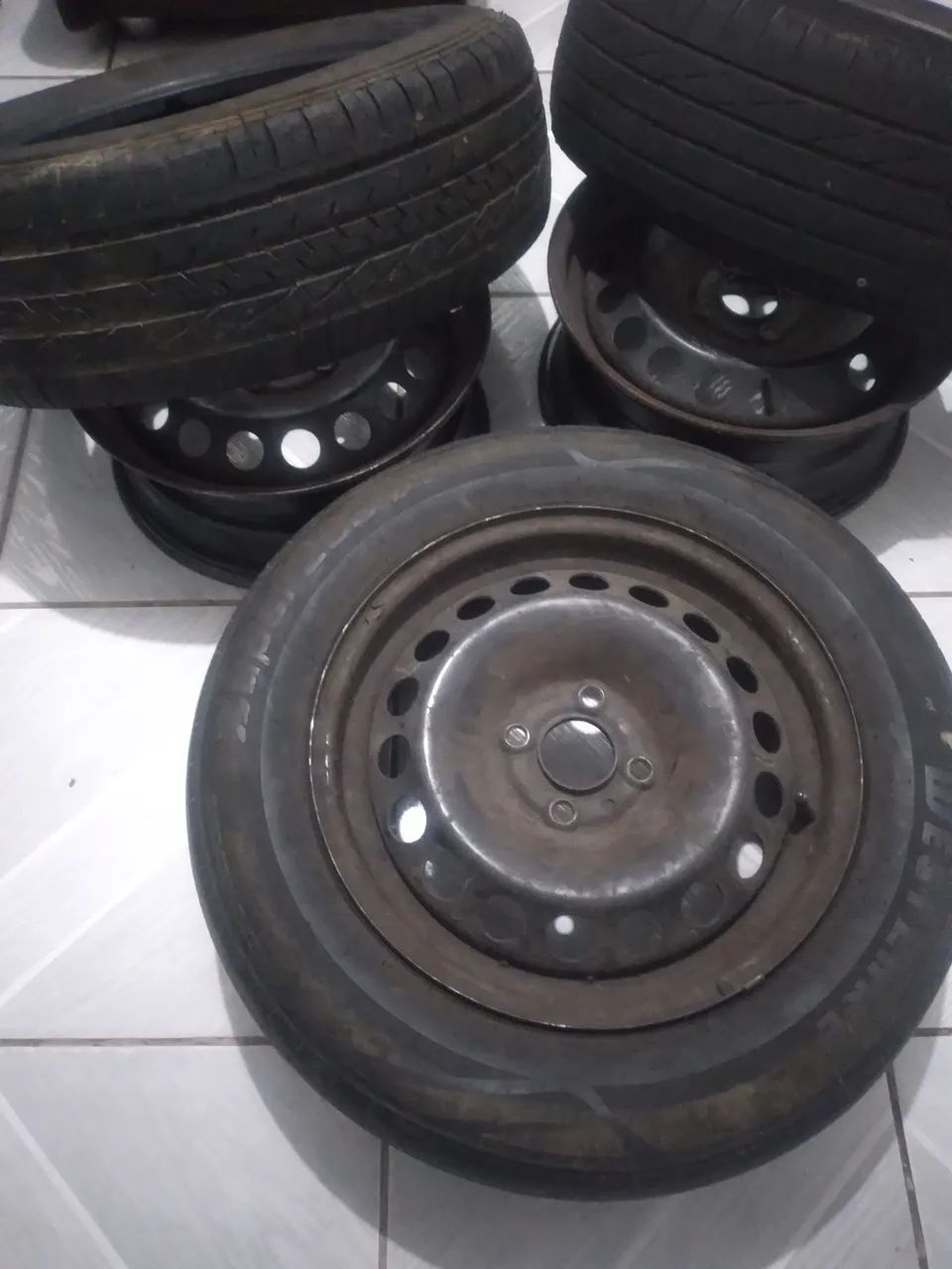 Pneu com aro ar.15 com pneu 195,65,15 são três rodas com pneu