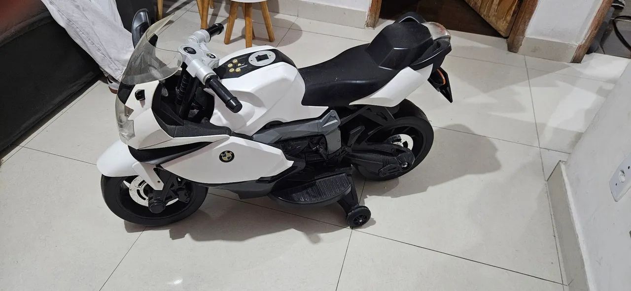 Vendo esta moto bmw infantil com alguns detalhes para conserto - Foto 2