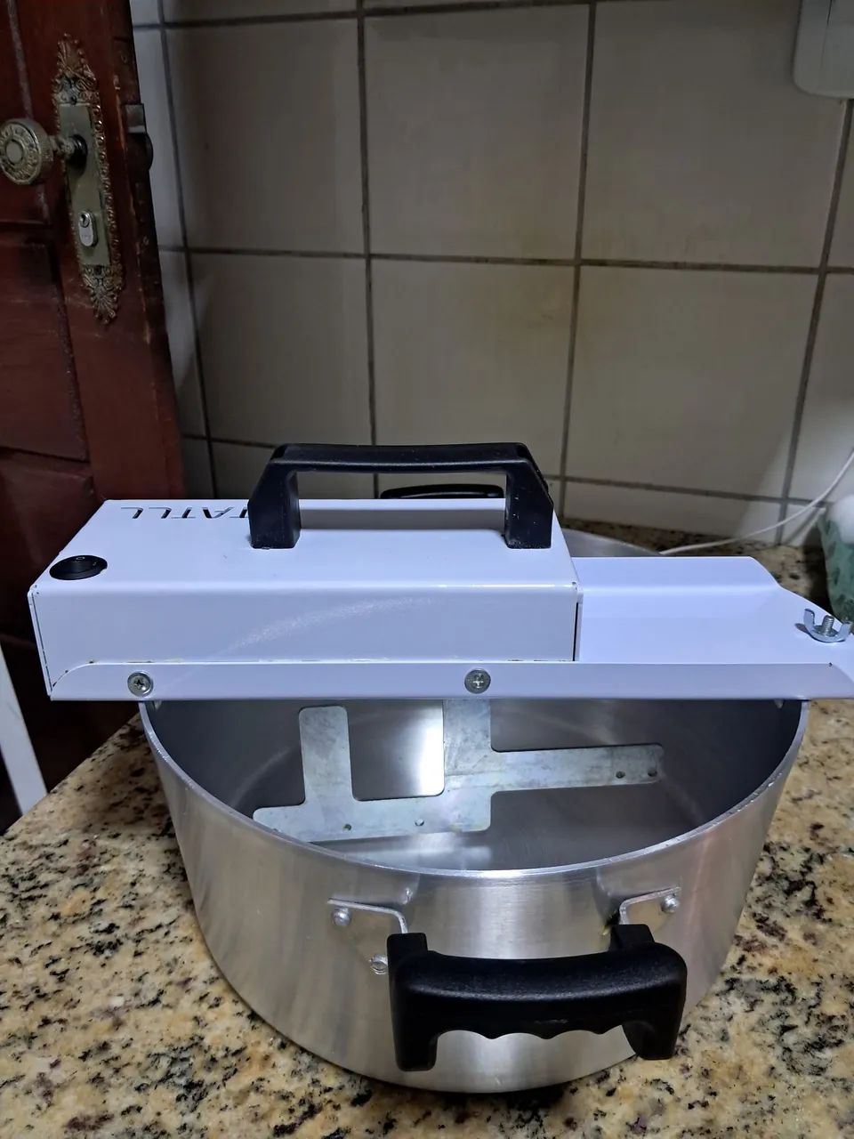 Masseira para salgados e doce , usada duas vezes  - Foto 2