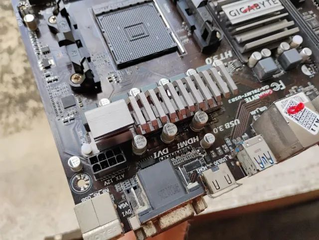 Vendo Placa Mãe GIGABITE AM3+ - Foto 4