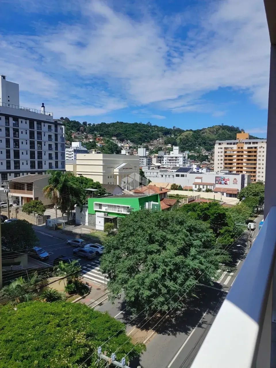 APARTAMENTO COM 3 QUARTOS  SENDO 1 SUÍTE E VAGA DE GARAGEM À VENDA NO CENTRO DE FLORIANÓPO
