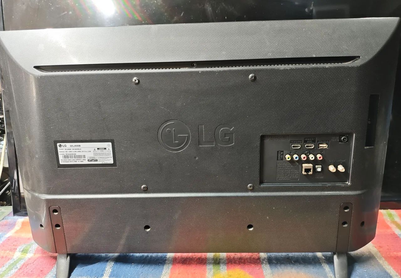TV LG 32 Polegadas Smart funcionando perfeitamente acompanha controle cabo e base  - Foto 4