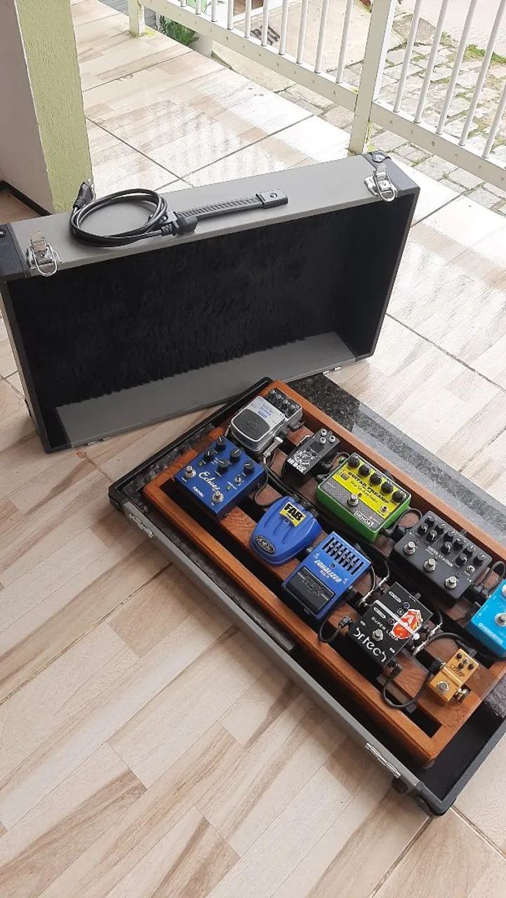 Setup de pedais com case, cabo de força e fontes Landscape