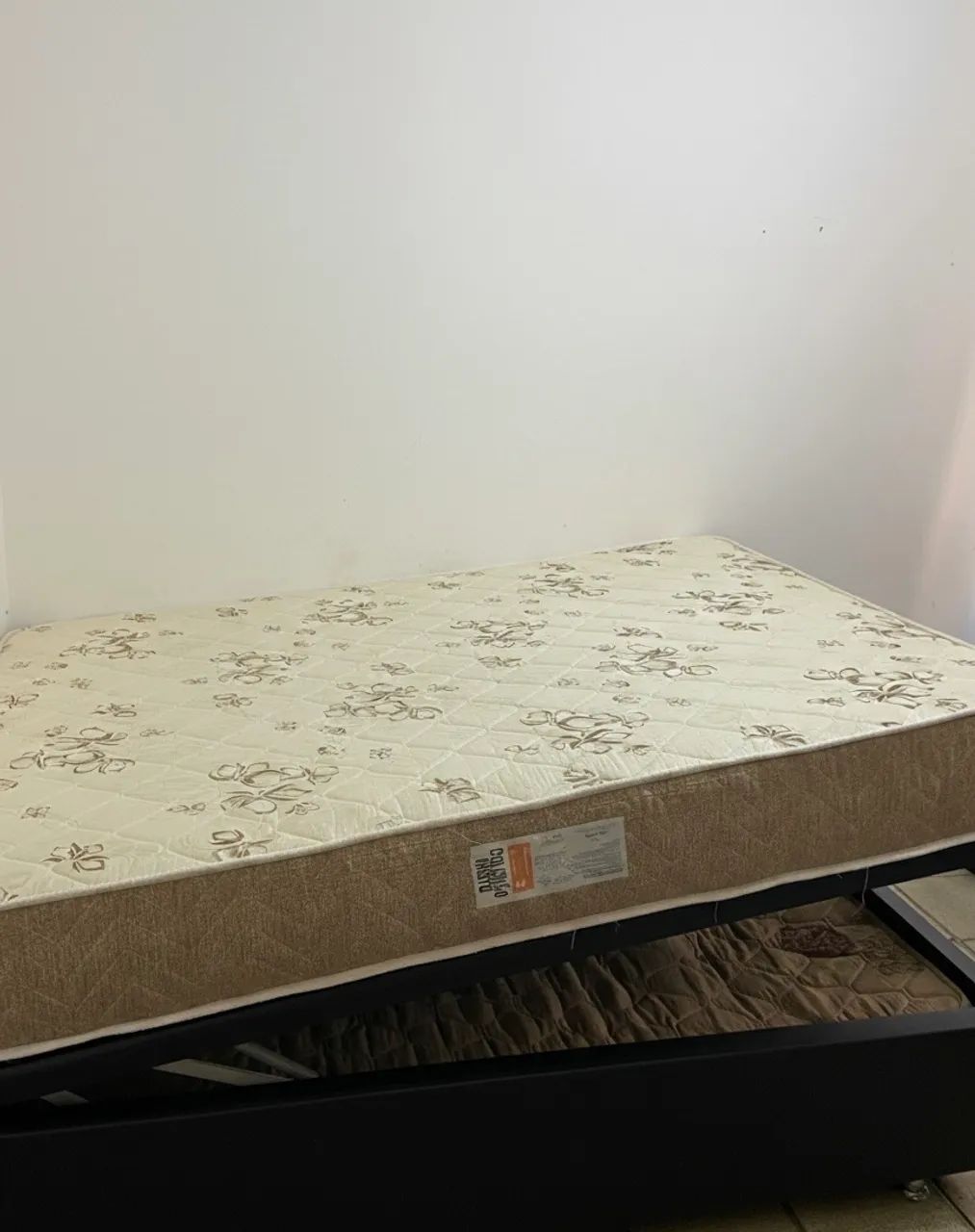 Vendo cama casal baú com colchão - Foto 3