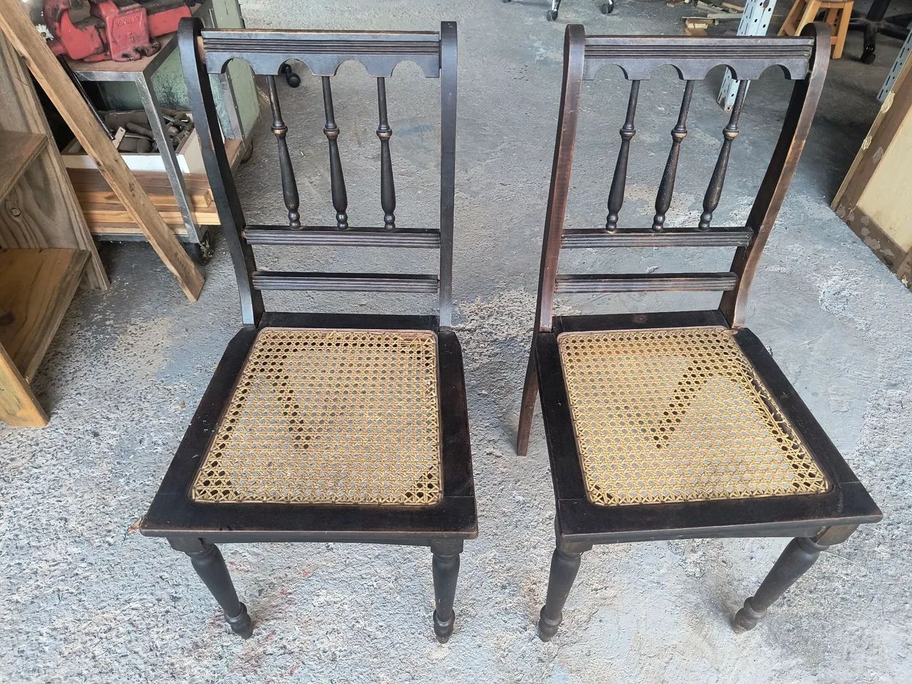 Cadeiras antigas em Imbuia.