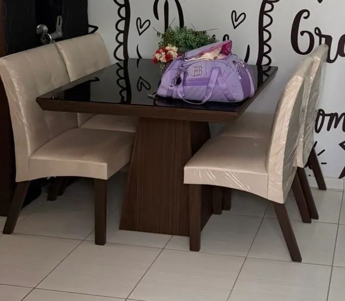 Mesa de jantar 4 cadeiras 