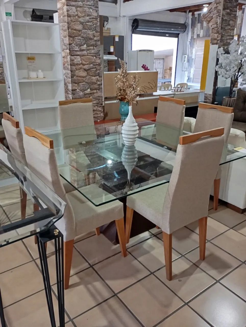 Mesa de tampo de vidro com 6 cadeiras