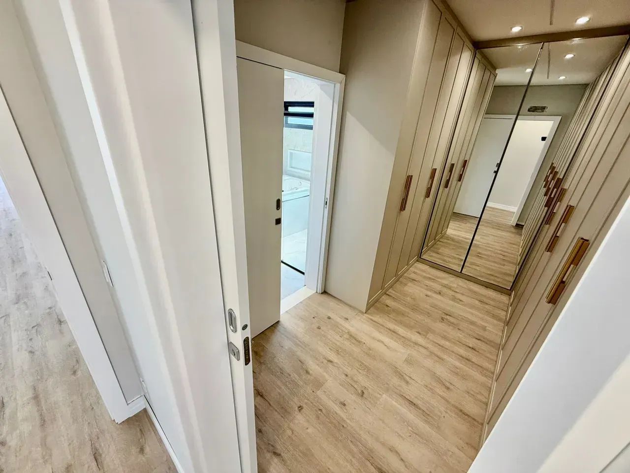 Lindo Sobrado no Alphaville 4 - com 5 Suítes e preparação para ELEVADOR - Foto 5