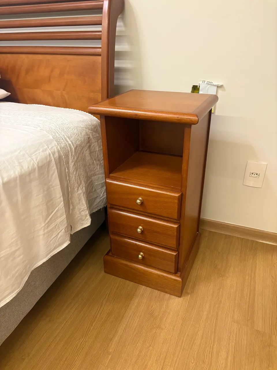 Cama super king com colchão e 2 mesas de cabeceira  - Foto 3