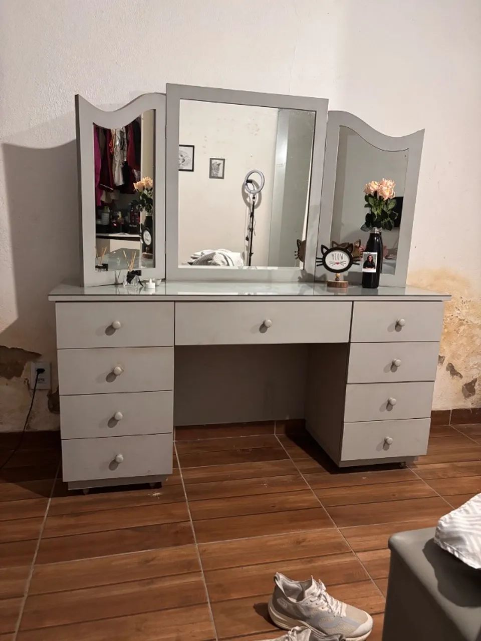 Used wooden dressing table requiring repair