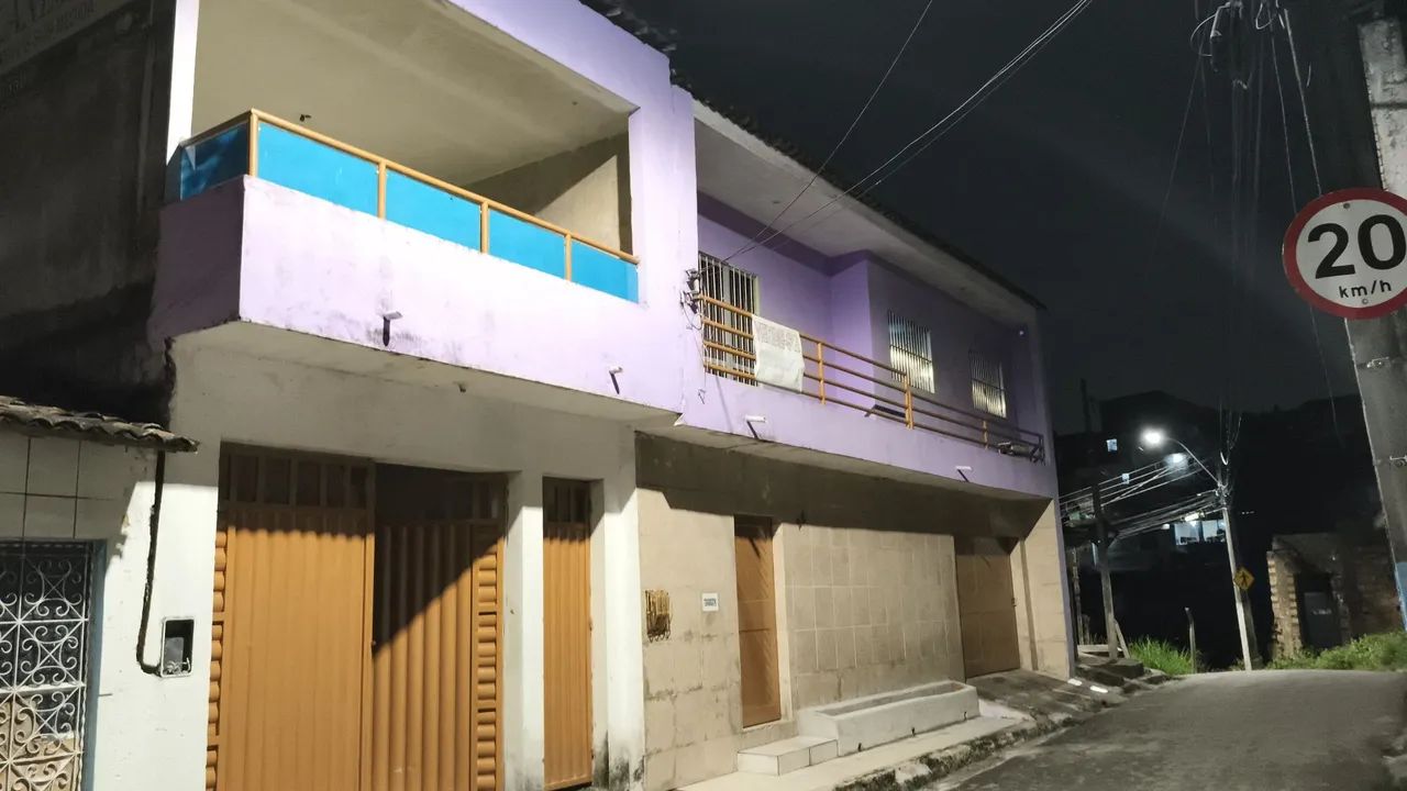 Casa em uma rua numa rua sossegada de paz