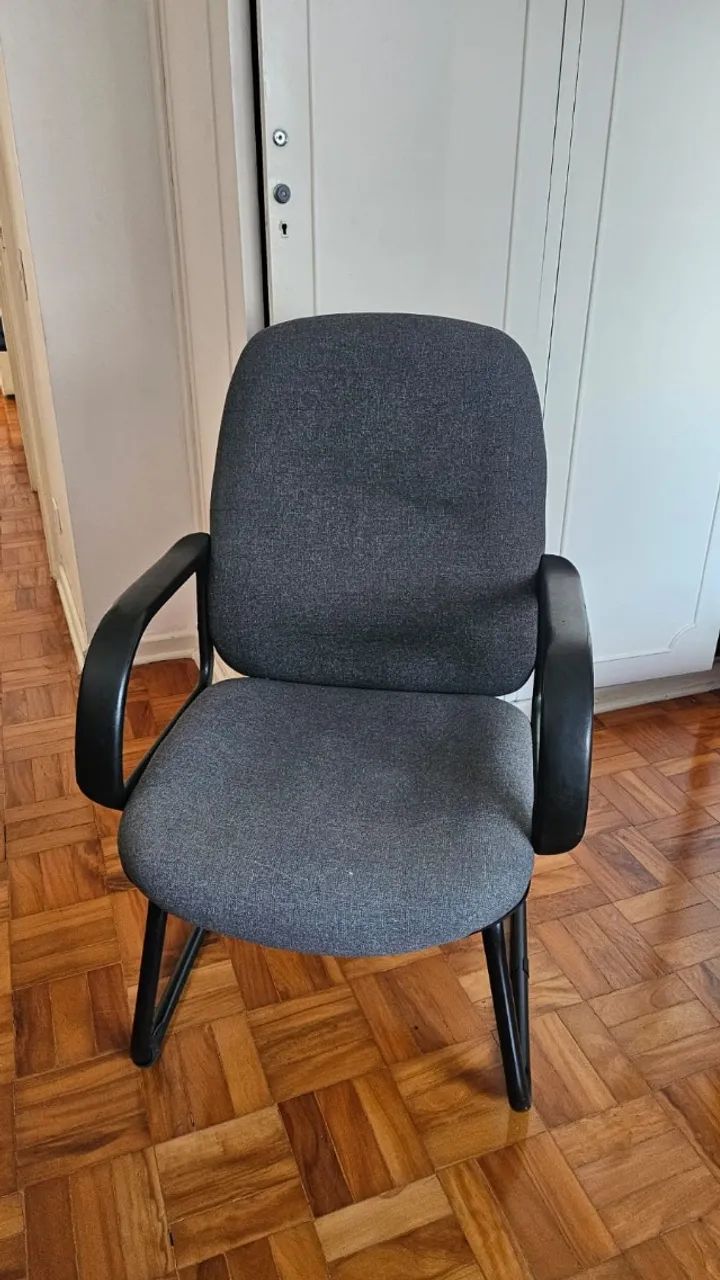 Cadeira de escritório fixa estofada