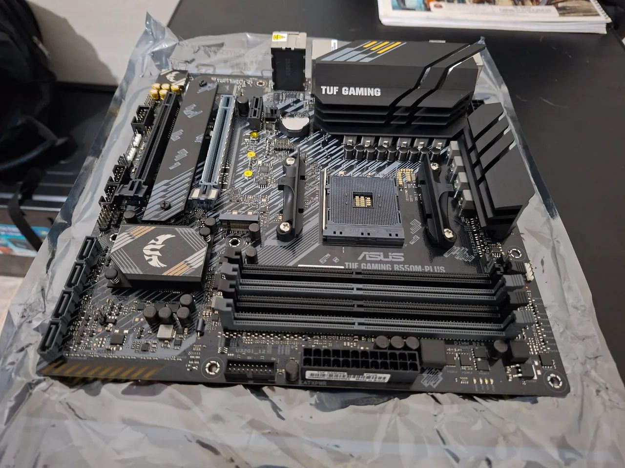 Placa mae nova sem uso TUF Gaming B550M - Foto 4