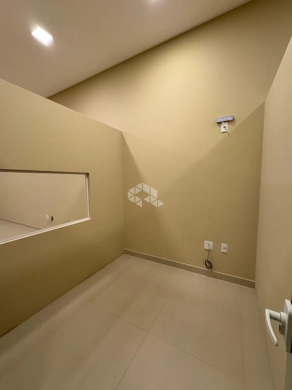 Sala comercial com 93m2 em Itapema com 1 vaga de garagem - Foto 4