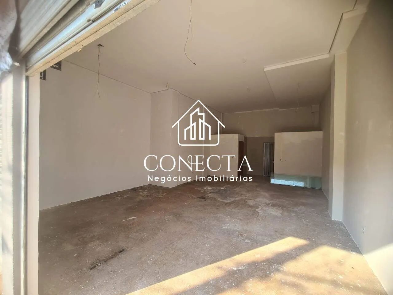 Ponto comercial para locação com 115 m² e pé-direito duplo em Uberlândia