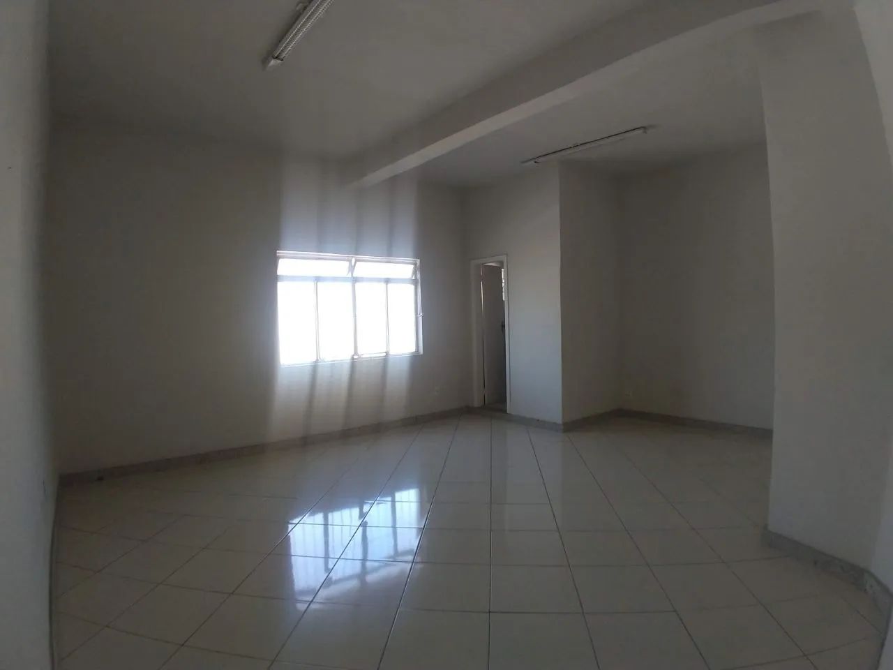 ótima sala ampla com 35 m² pé direito 3 m² área comercial - Foto 3