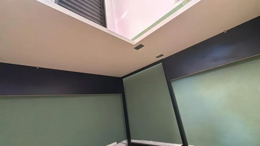 Mesa reforçada em L branca de madeira - Foto 5