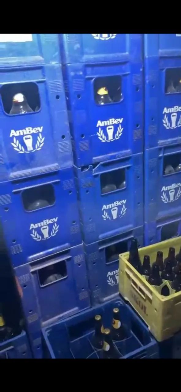 Lote 74 engradados + 20 Galões água 20L - Foto 2