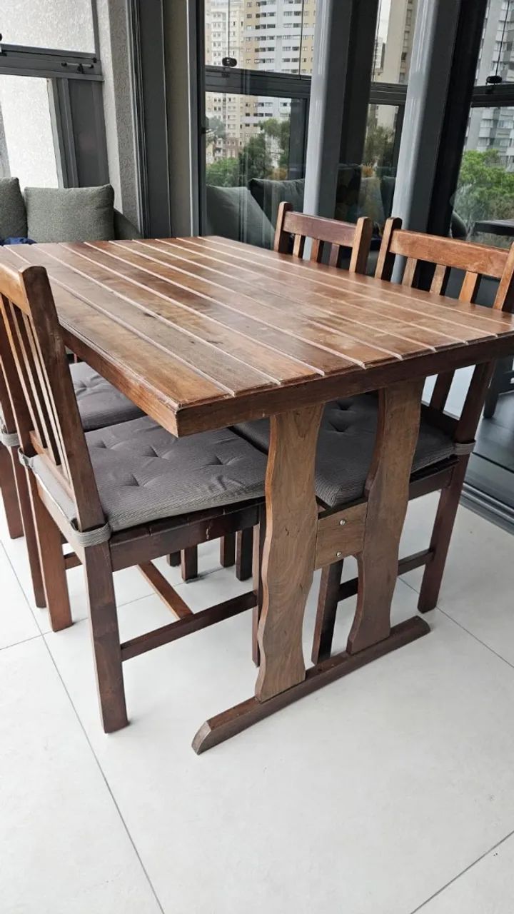 Mesa de sacada em madeira maciça com 4 cadeiras
