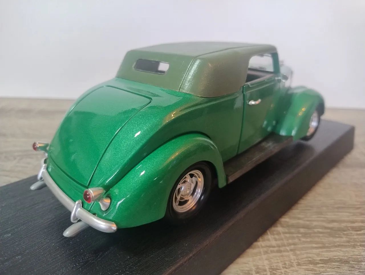 Ford 1937 Conversível - Road Legends 1/18 - Foto 2
