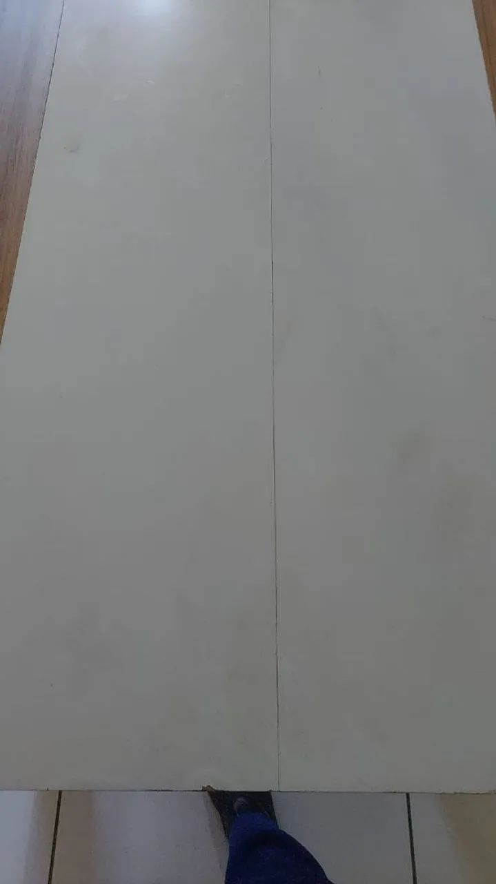 Vendo uma mesa MDF com pequeno defeito em cima sem Cardeira  - Foto 4