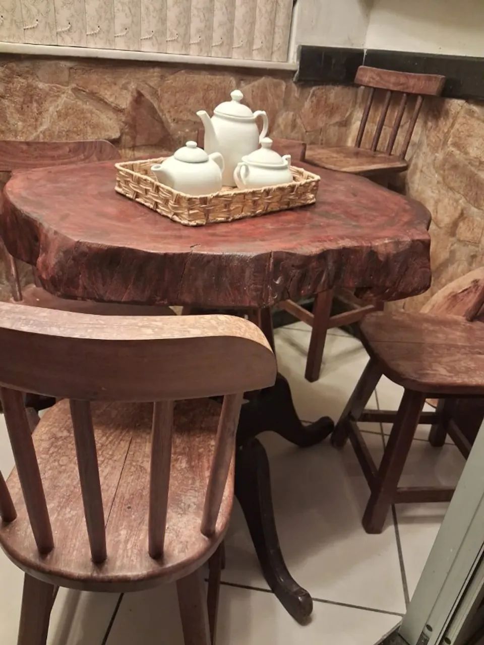 Mesa e cadeiras rústicas