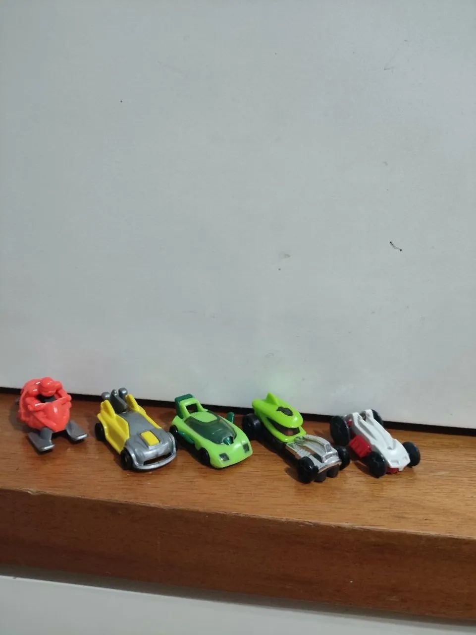 Kit miniaturas colecionáveis Kinder ovo de veículos carrinhos