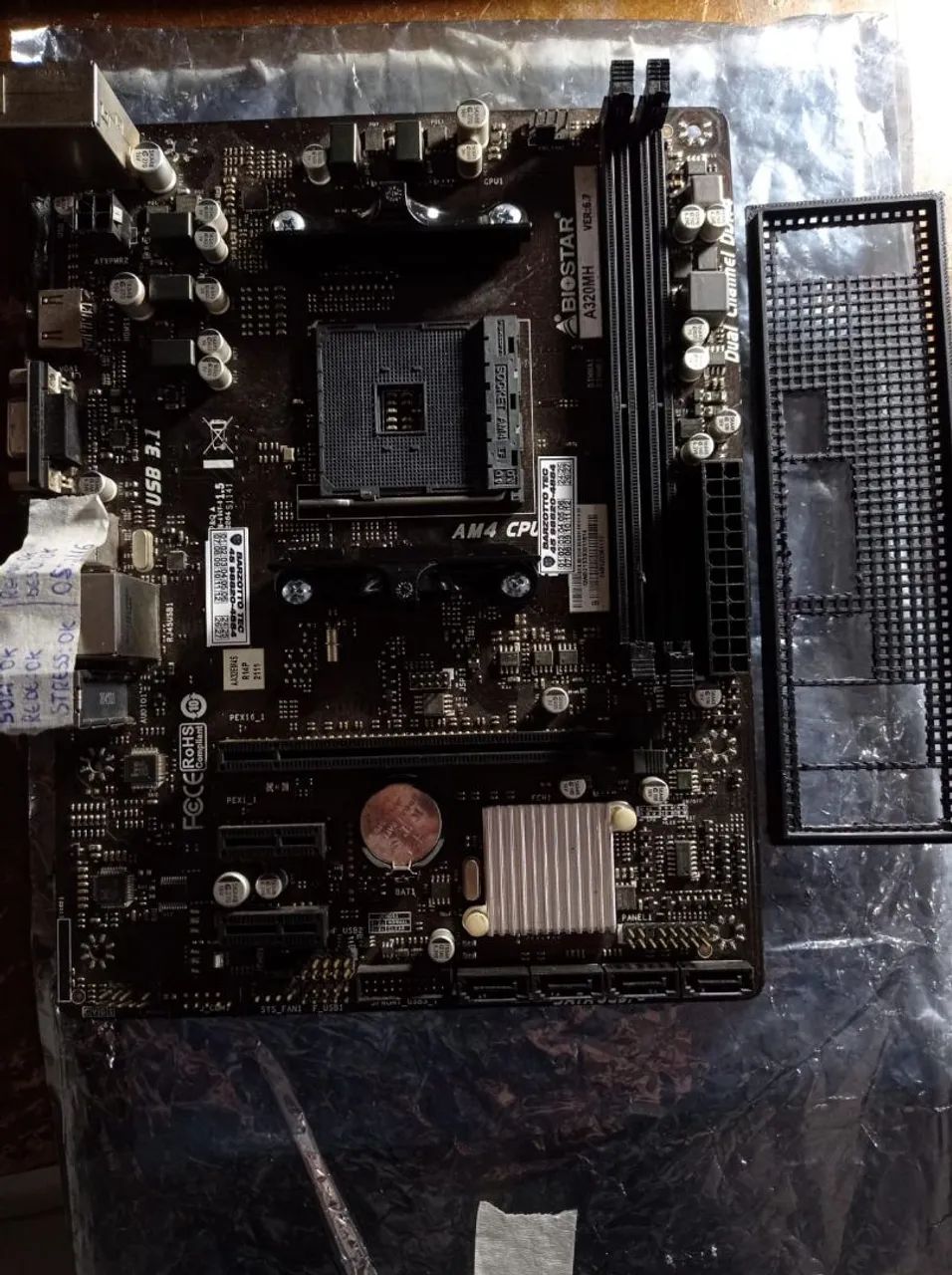 Biostar A320MH (1 USB não funciona, resto ok)