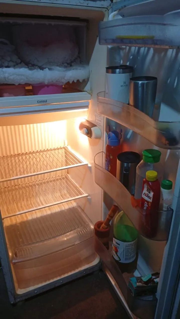 Vendo uma geladeira em ótimo estado, palito gela perfeitamente preço assecivo  - Foto 2