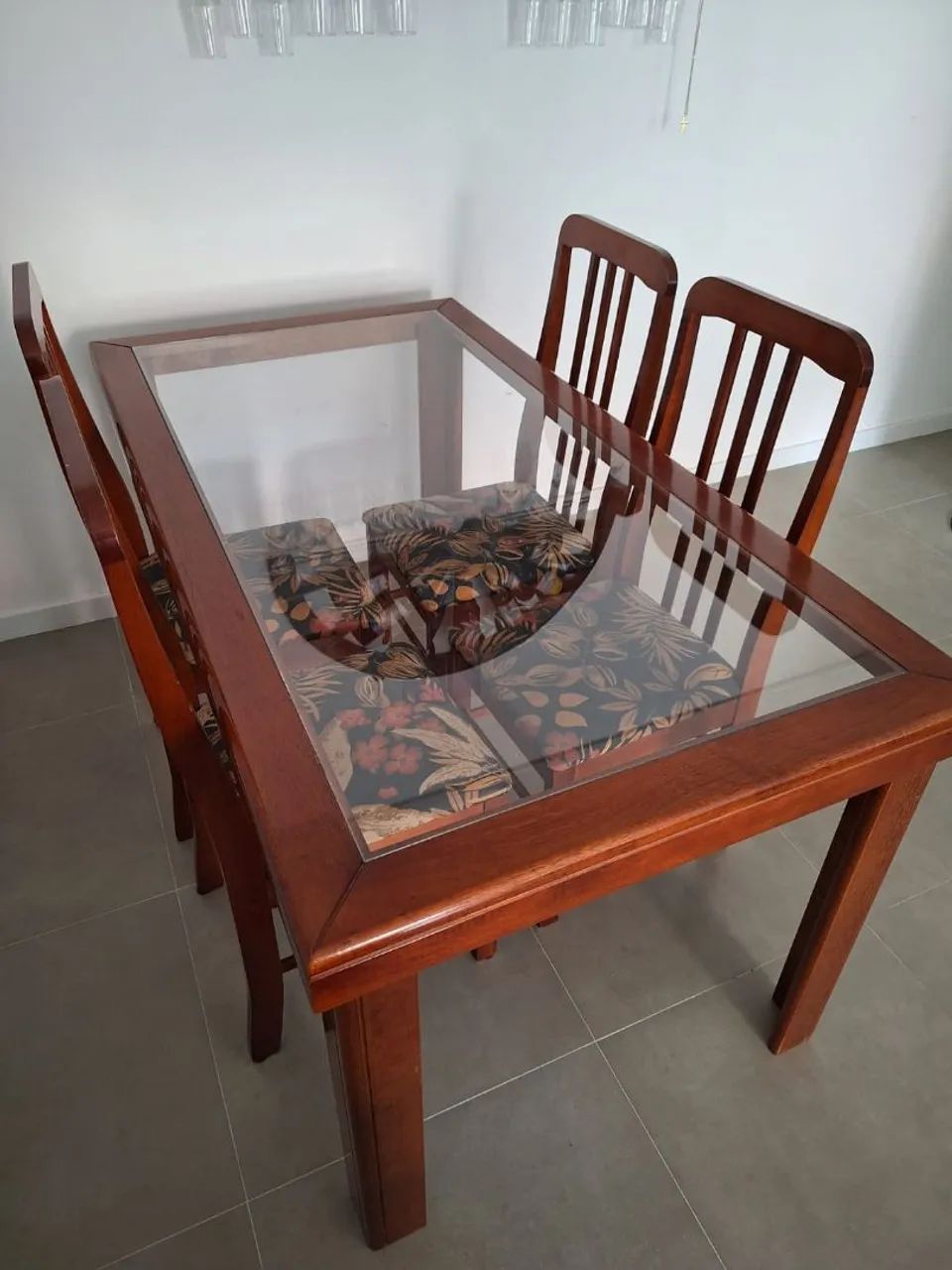 Jogo de mesa e cadeiras jantar
