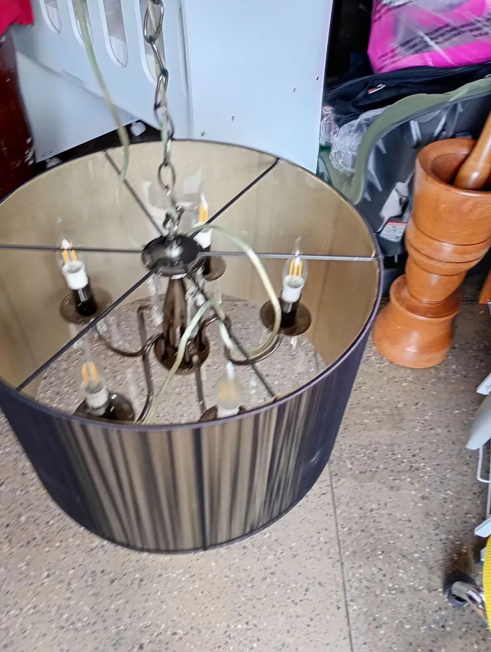 Lustre com pedrarias e lâmpadas tudo funcionando perfeitamente 