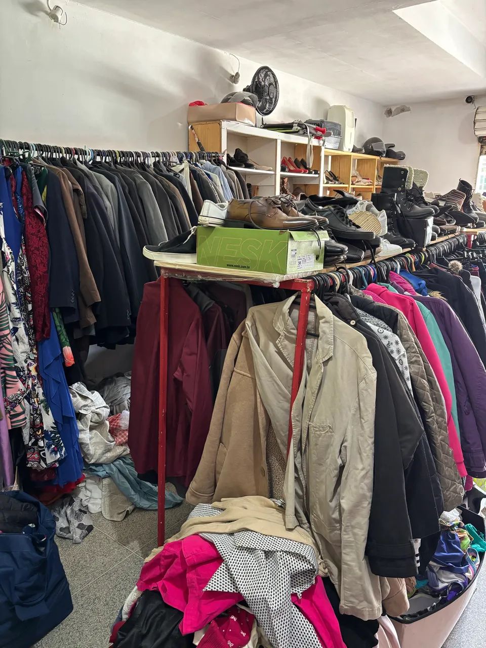 Vendo brechó completo com ponto comercial  - Foto 2