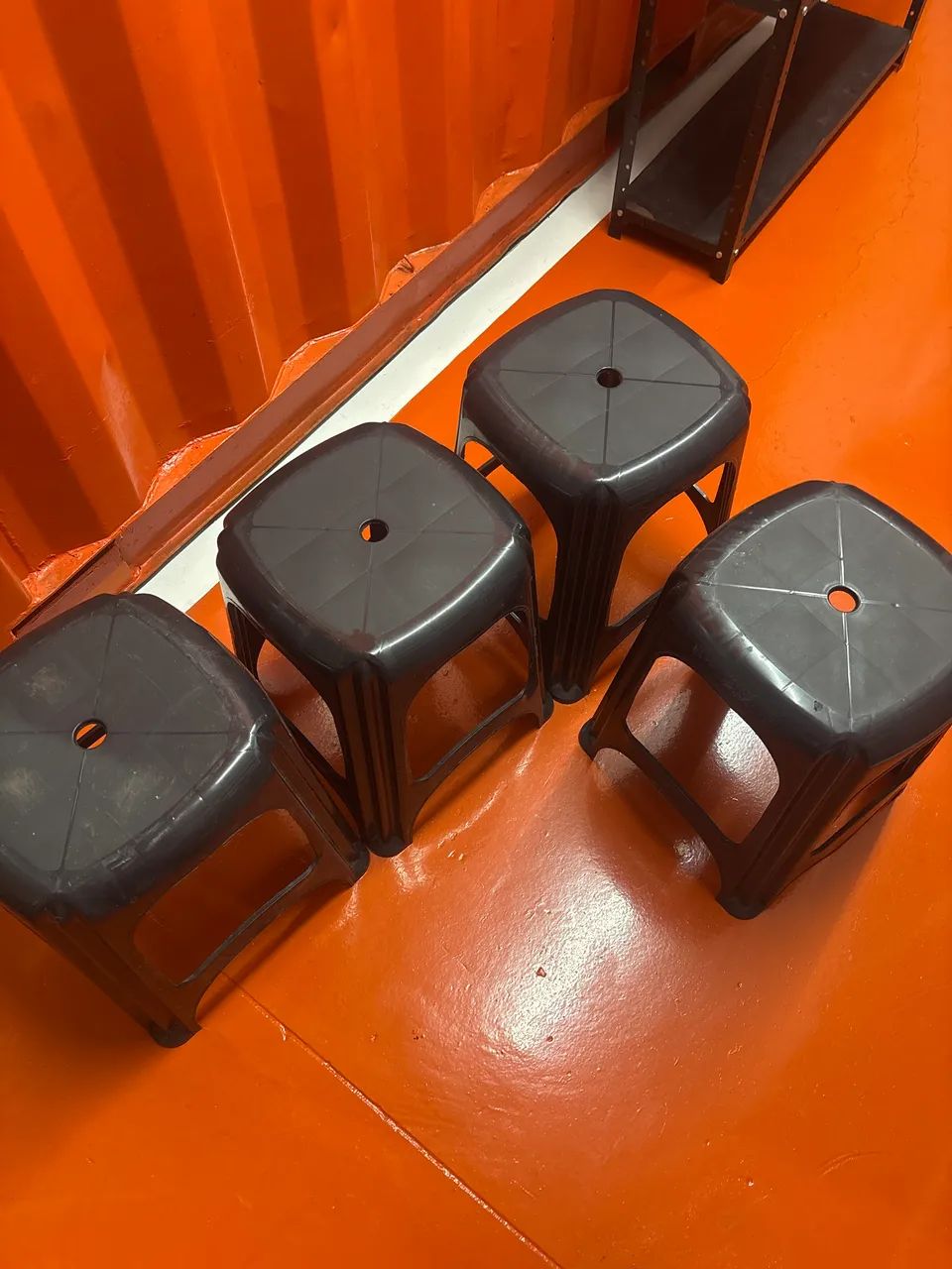 Bancos de plástico preto - Foto 2